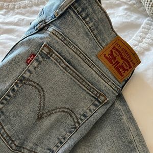 Womens Levi’s straight fit